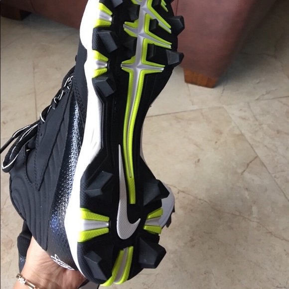 New pair of white-and-back Nike Huarache cleats, 5 - Picture 4 of 5